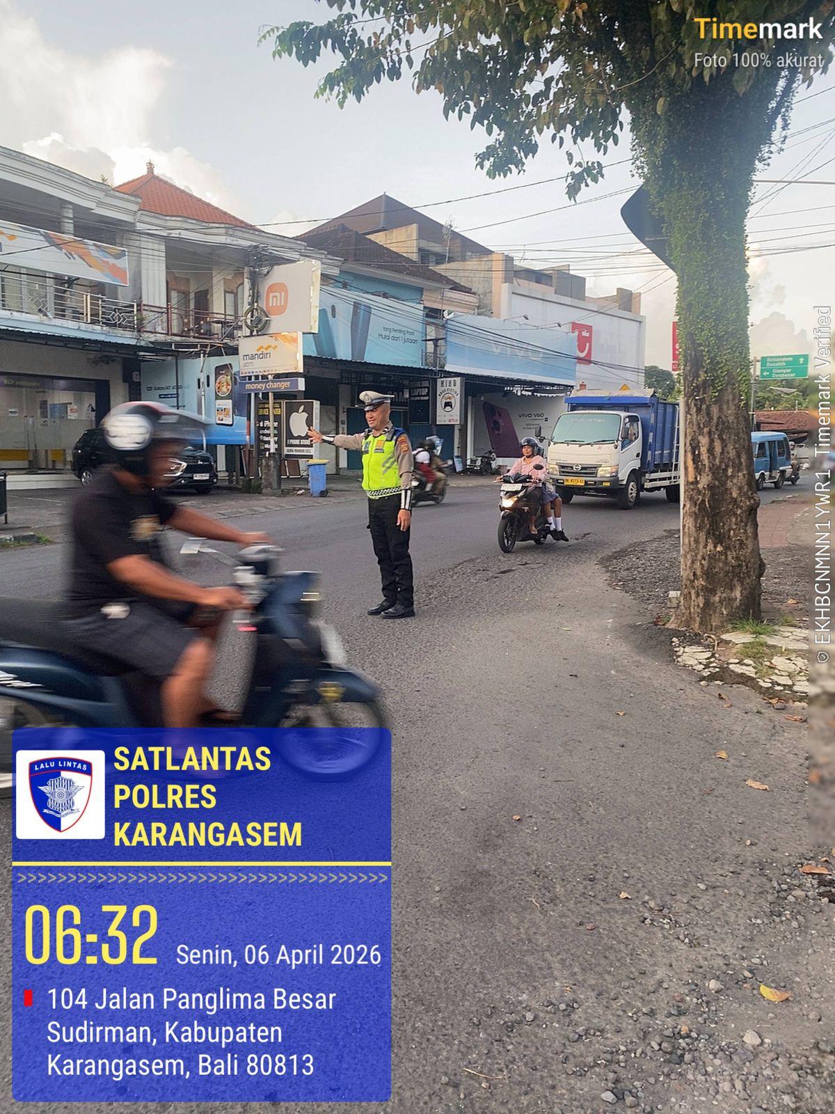 Pelayanan Prima Personil Lantas Dengan Melaksanakan Gatur Pagi Di Depan MAN Amlapura