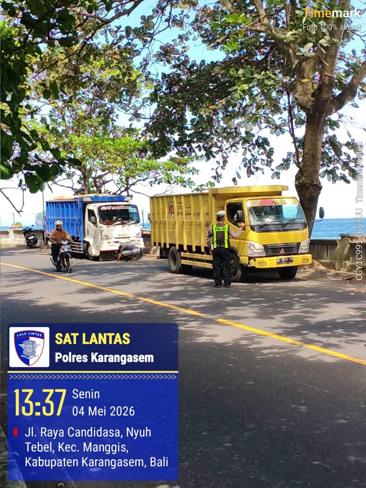 Satlantas Polres Karangasem Berikan Himbauan Parkir Truk di Obyek Wisata Candidasa