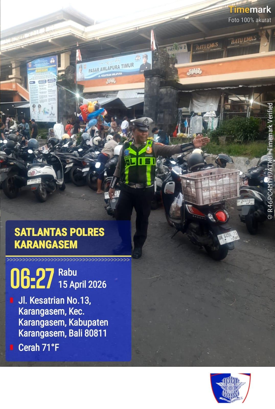 Utamakan Pejalan Kaki, Anggota Polres Karangasem Laksanakan Tugas Menyebrangkan Pejalan Kaki di Pasar Kesatriaan Amlapura