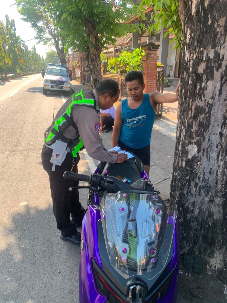 Berkendara Tanpa Menggunakan Helem,  Satlantas Polres Karangasem Berikan Tilang Manual