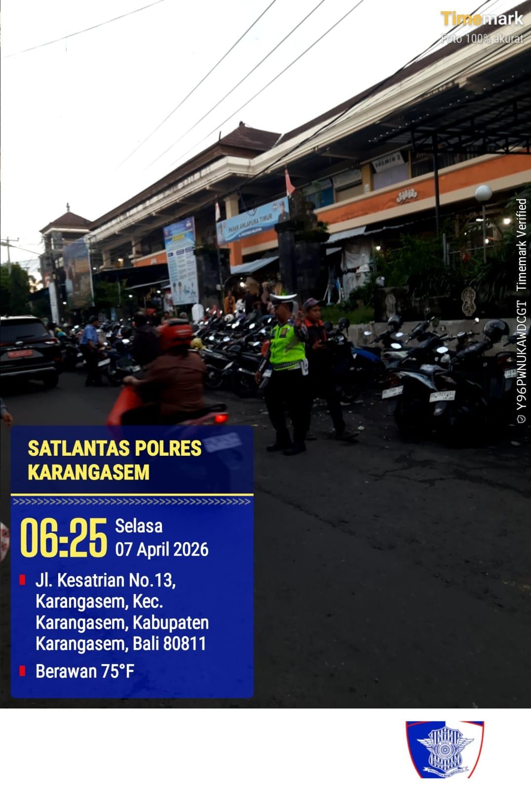Utamakan Pejalan Kaki, Anggota Polres Karangasem Laksanakan Tugas Menyebrangkan Pejalan Kaki di Pasar Kesatriaan Amlapura