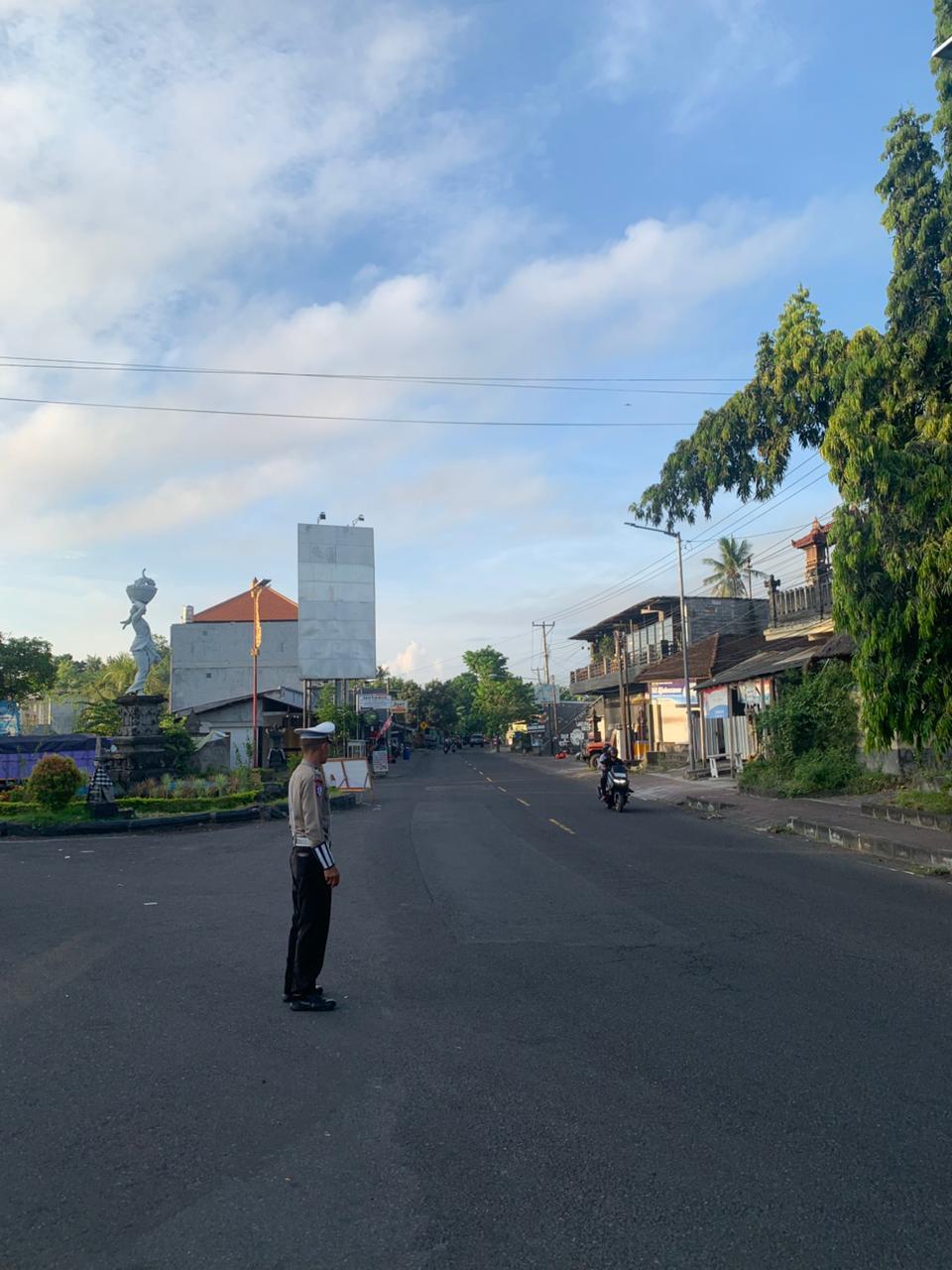 Unit Turjawali Sat Lantas melaksanakan Pengaturan dan Penjagaan di Pos 3 Patung Salak Jasri