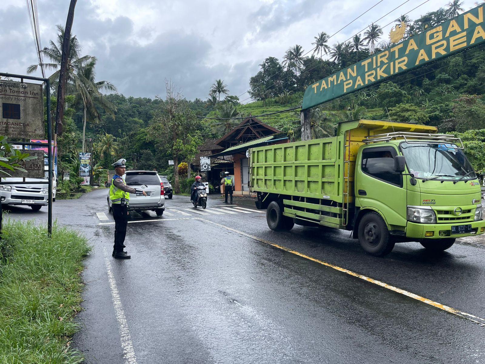 Sat Lantas Melaksanakan Pengamanan di Obyek Wisata Tirtagangga