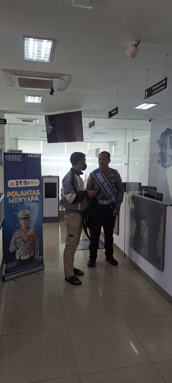 Penyerahan SIM terhadap pemohon SIM di Satpas Polres Karangasem