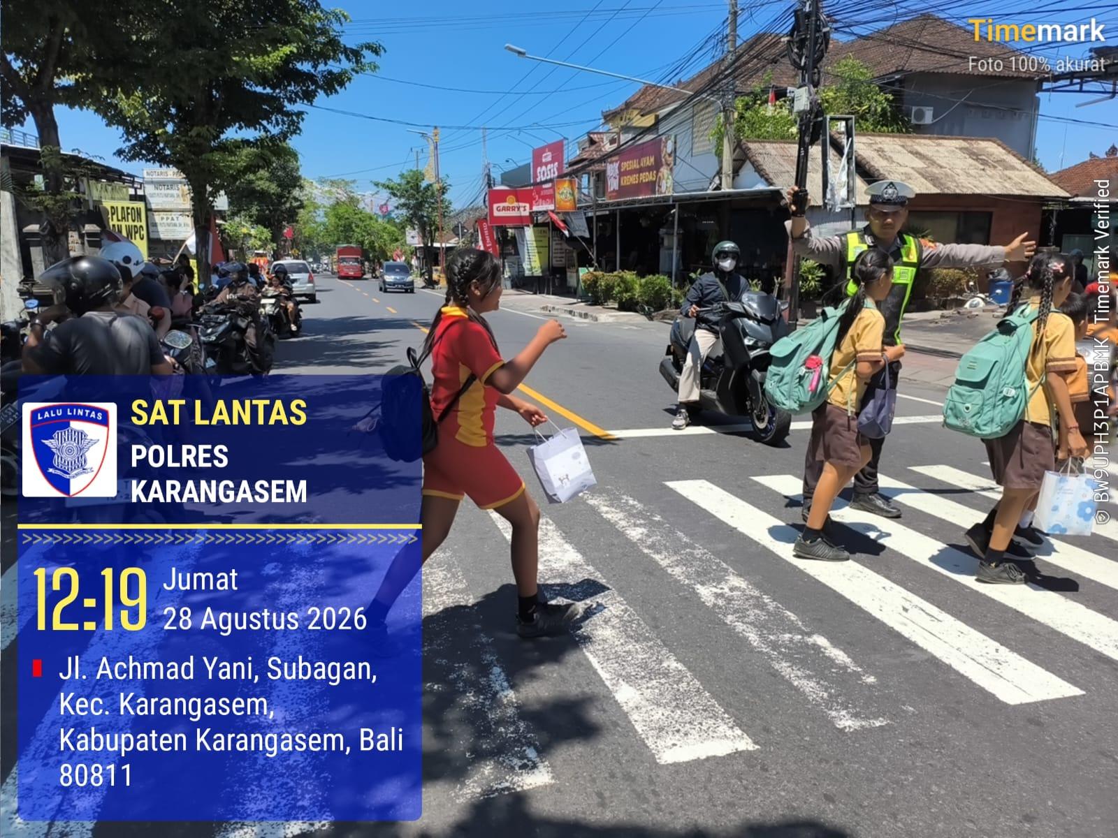 Antisipasi Kecelakaan Terhadap Pelajar, Anggota Lantas Polres Karangasem Laksanakan Penyebrangan Pelajar Sekolah