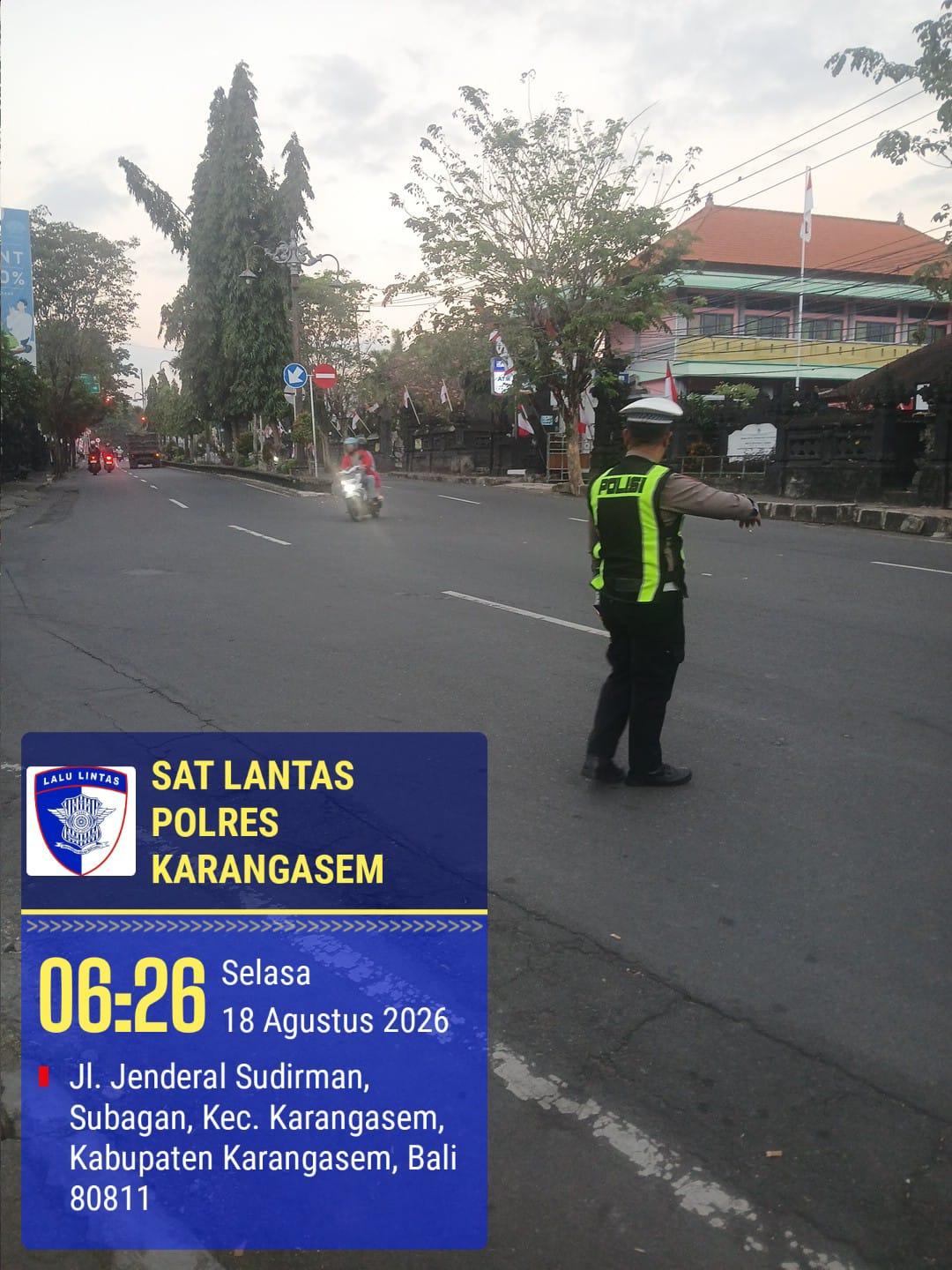 Personel Sat Lantas Polres Karangasem mengintensifkan penjagaan dan pengaturan arus lalu lintas di Simpang 3 Pesagi