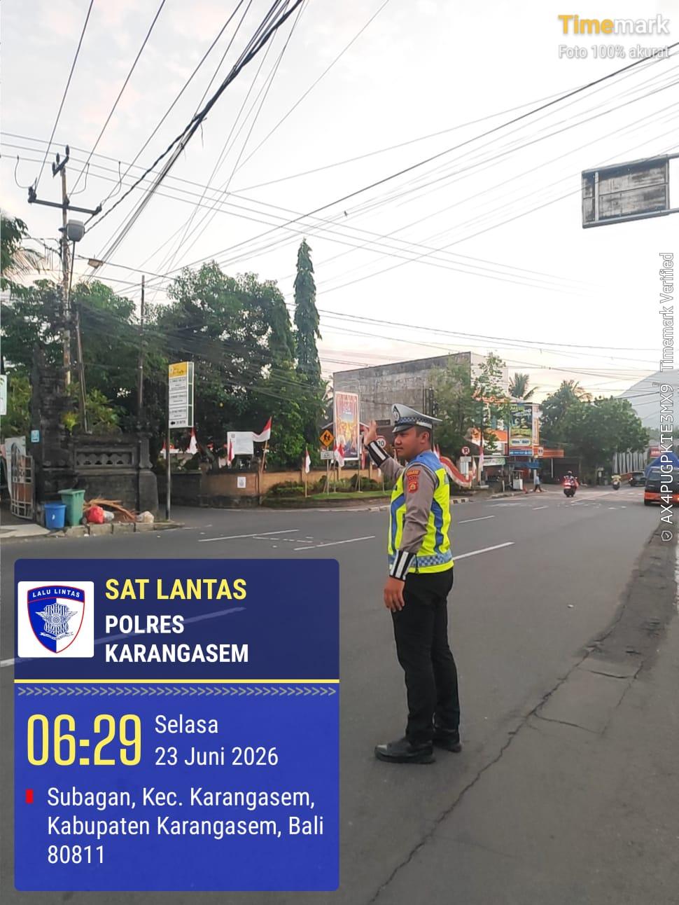 Personel Sat Lantas Polres Karangasem mengintensifkan penjagaan dan pengaturan arus lalu lintas di Simpang 3 Pesagi