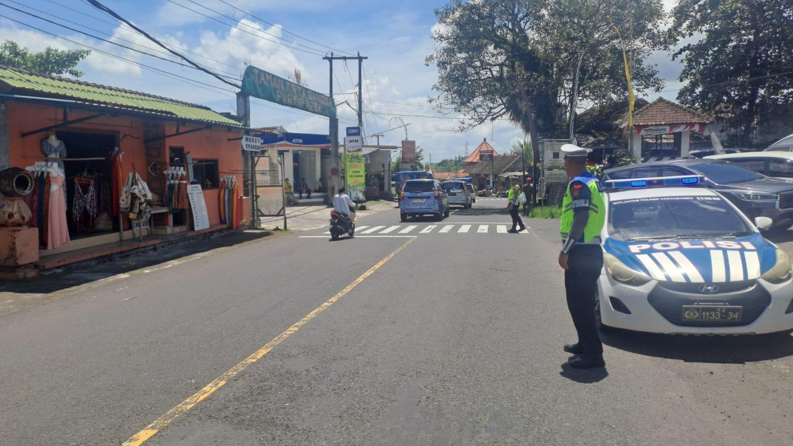 Sat Lantas Melaksanakan Pengamanan di Obyek Wisata Tirtagangga