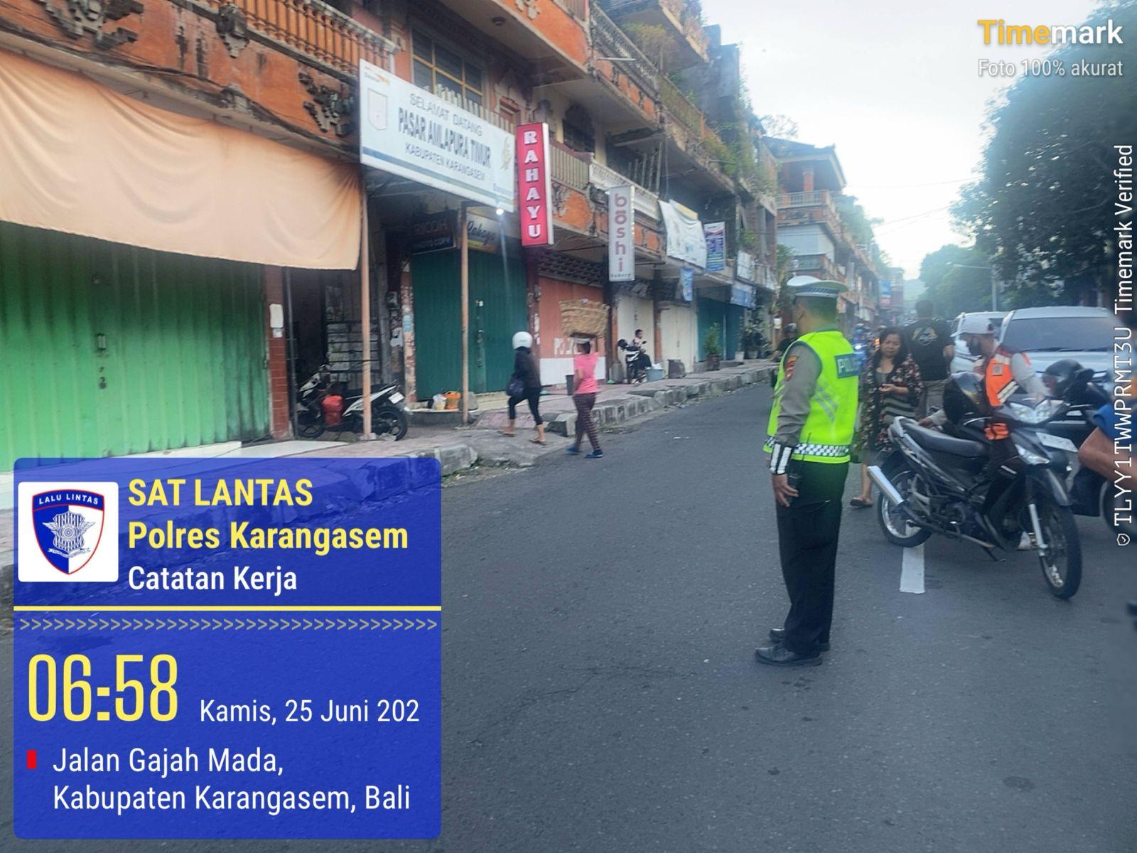 Menjelang Hari Raya Kuningan, Sat Lantas Terjunkan Personel di Pasar Amlapura