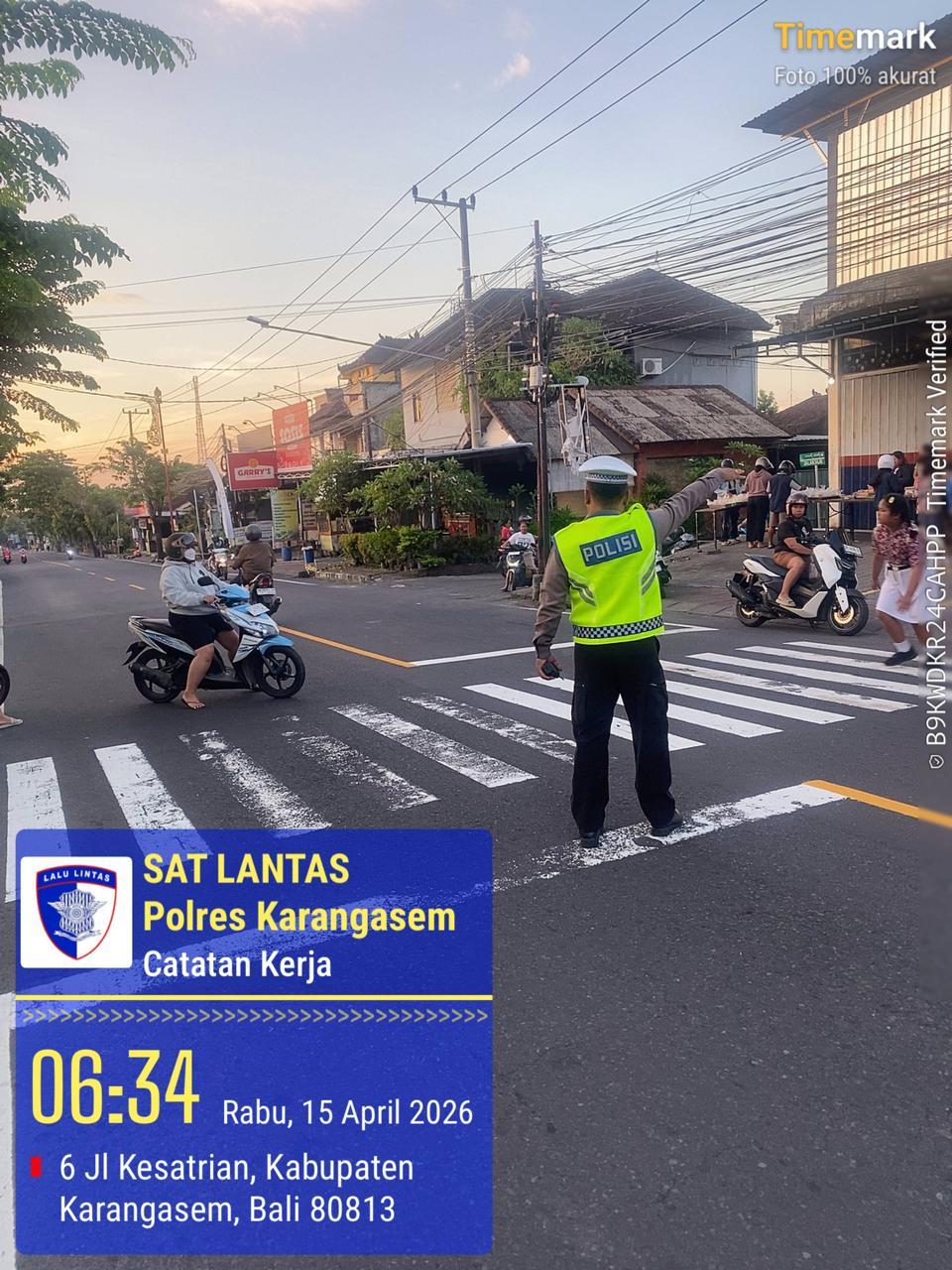 Antisipasi Kecelakaan Terhadap Pelajar, Anggota Lantas Polres Karangasem Laksanakan Penyebrangan Pelajar Sekolah