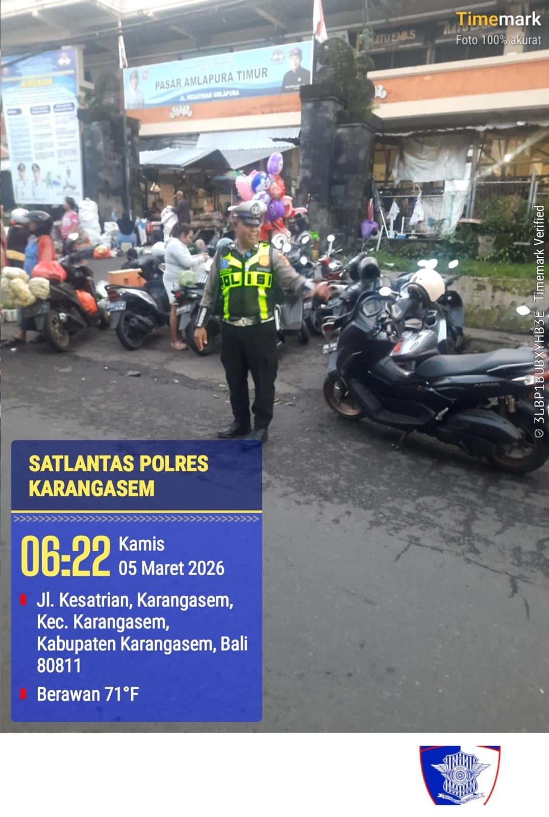 Pasar Timur Amlapura terpantau Landai Lancar dengan adanya Sat Lantas Polres Karangasem