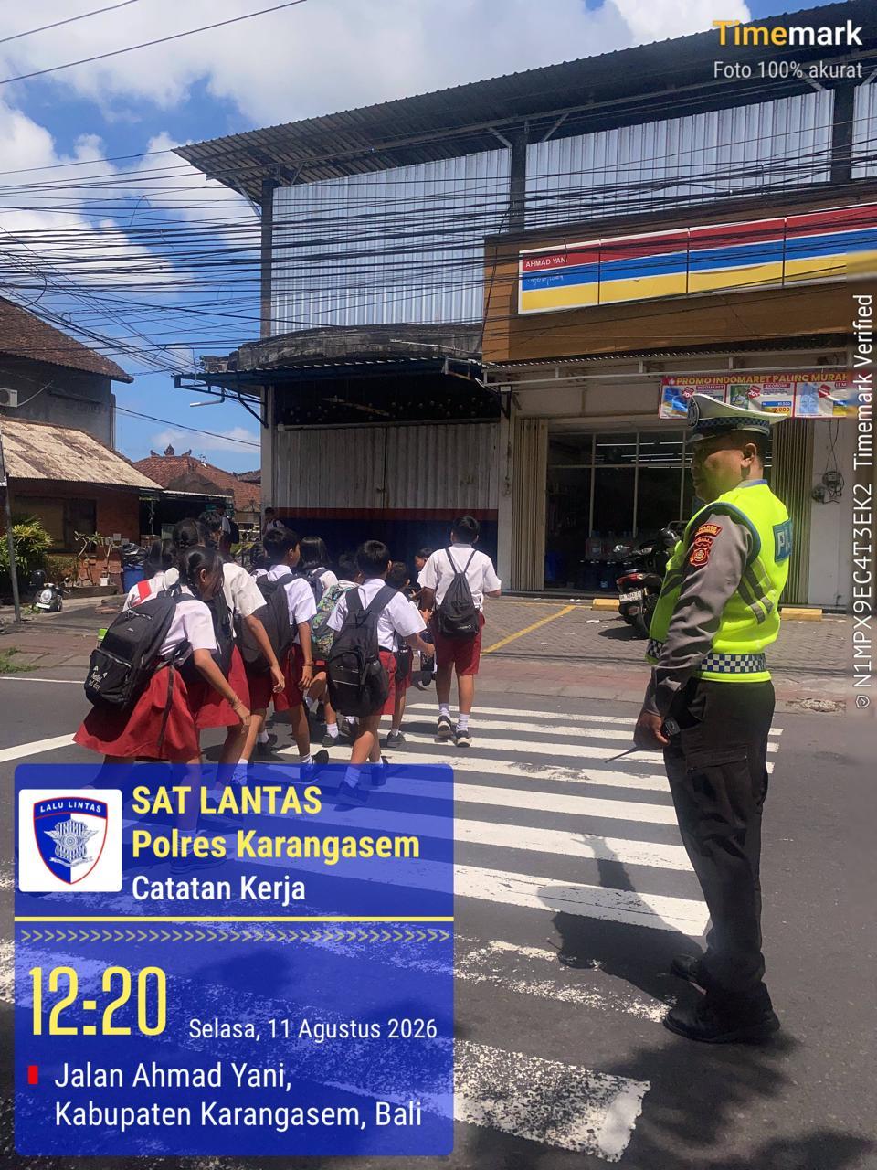 Polisi Sahabat Anak, Anggota Lantas Polres Karangasem Laksanakan Penyebrangan Pelajar SD Negeri 4 Subagan