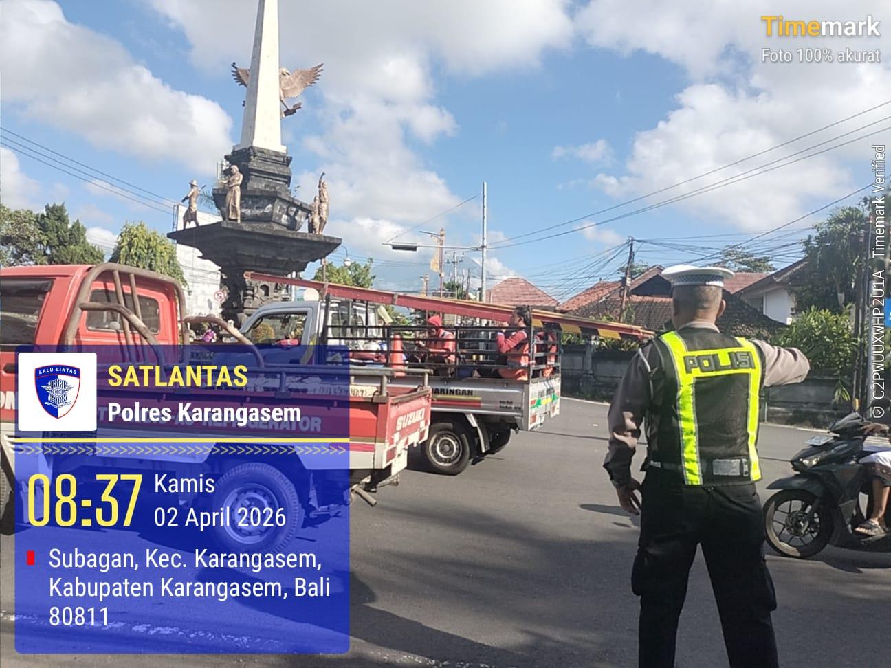 Pelayanan Samsat Drive Thru Polres KarangasemAgar Terciptanya Kelancaran Lalu Lintas Personil Lantas Melaksanakan Penjagaaan Dan Pengaturan di Ktl 2
