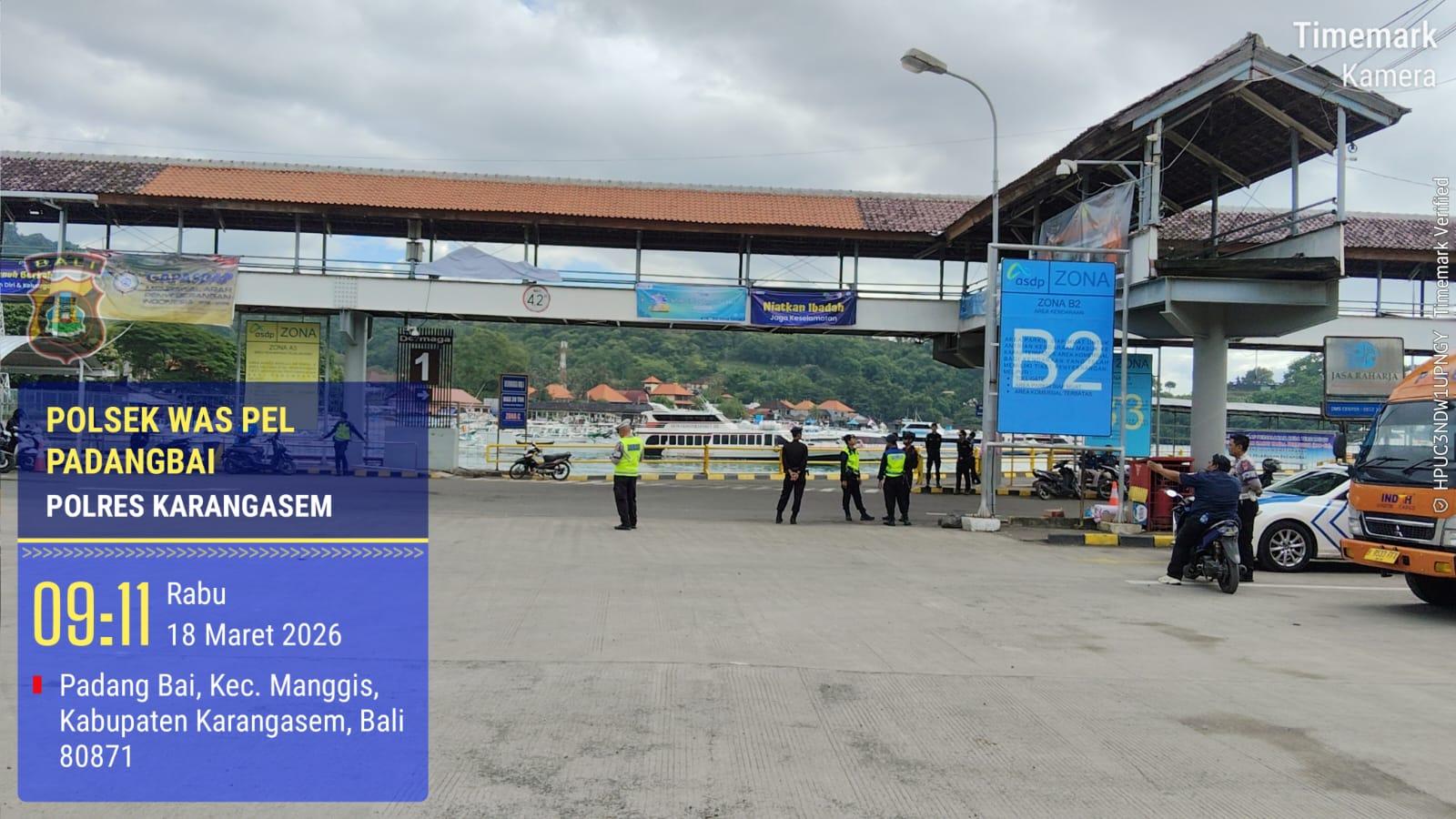 Personil Lantas Melaksanakan Pemeriksaan Secara Ketat Di Pelabuhan Padangbai