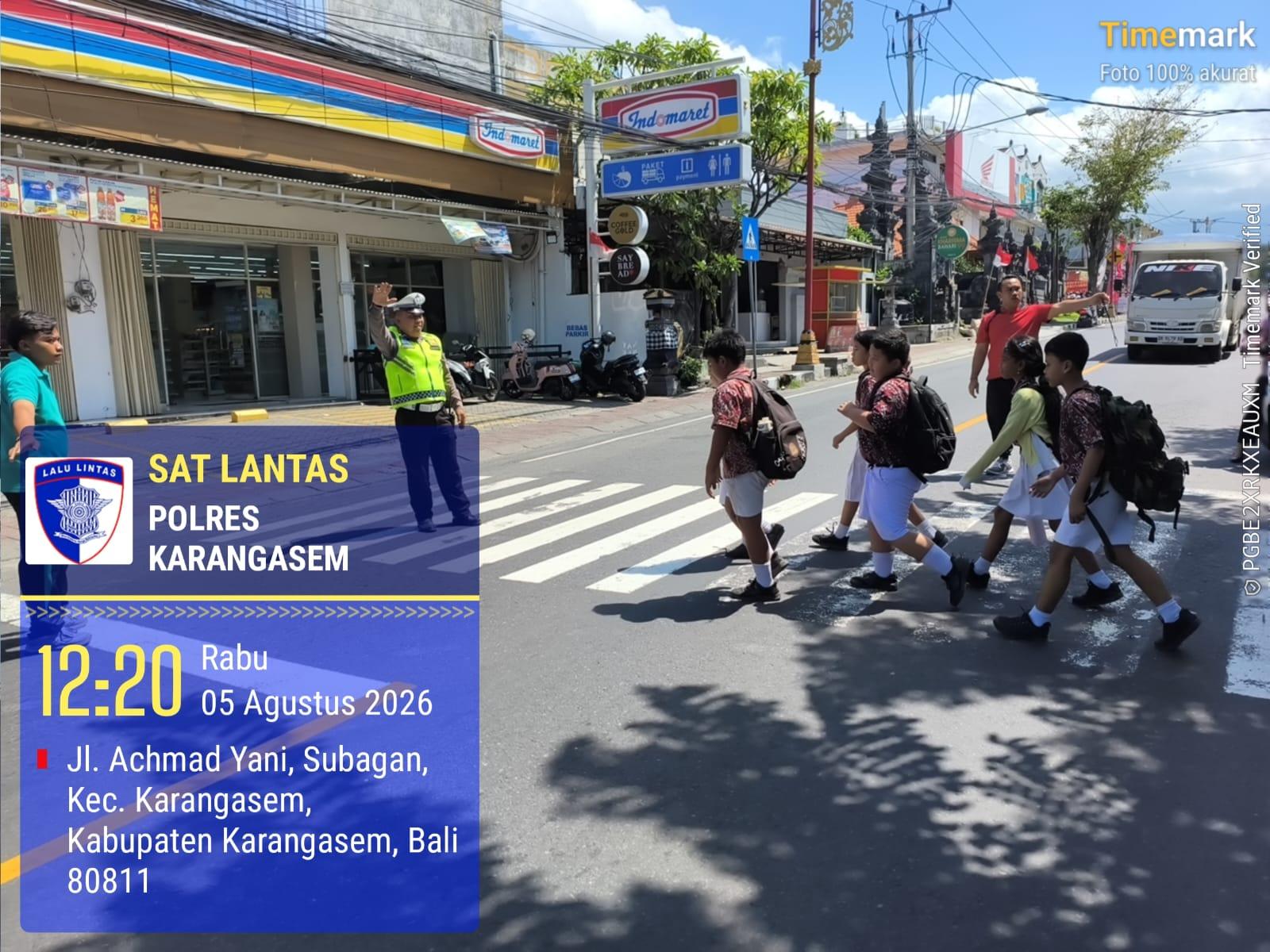 Polisi Sahabat Anak, Anggota Lantas Polres Karangasem Laksanakan Penyebrangan Pelajar SD Negeri 4 Subagan