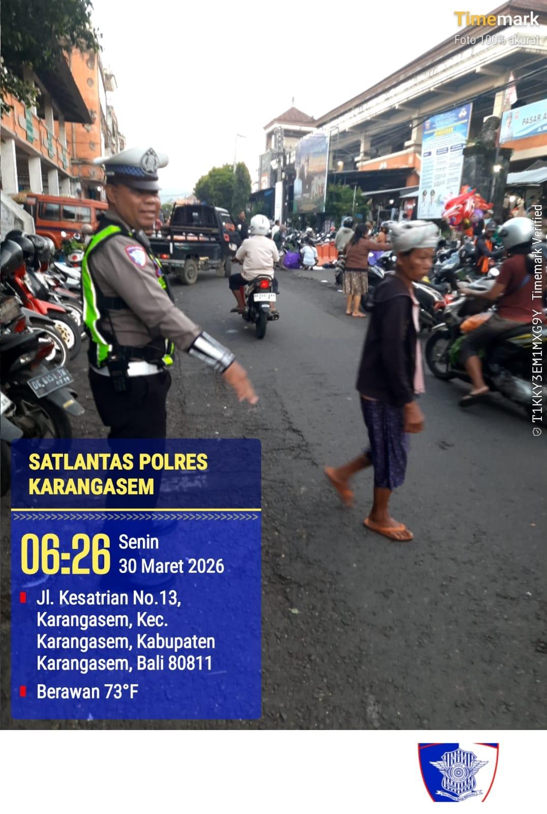 Menyebrangkan Pejalan Kaki di Pasar Kesatriaan Amlapura