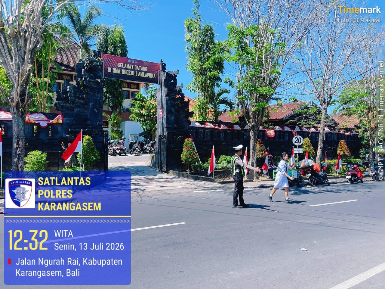 Tingkatkan Keselamatan Pelajar, Satlantas Polres Karangasem Rutin Sebrangkan Siswa SMA N 1 Amlapura