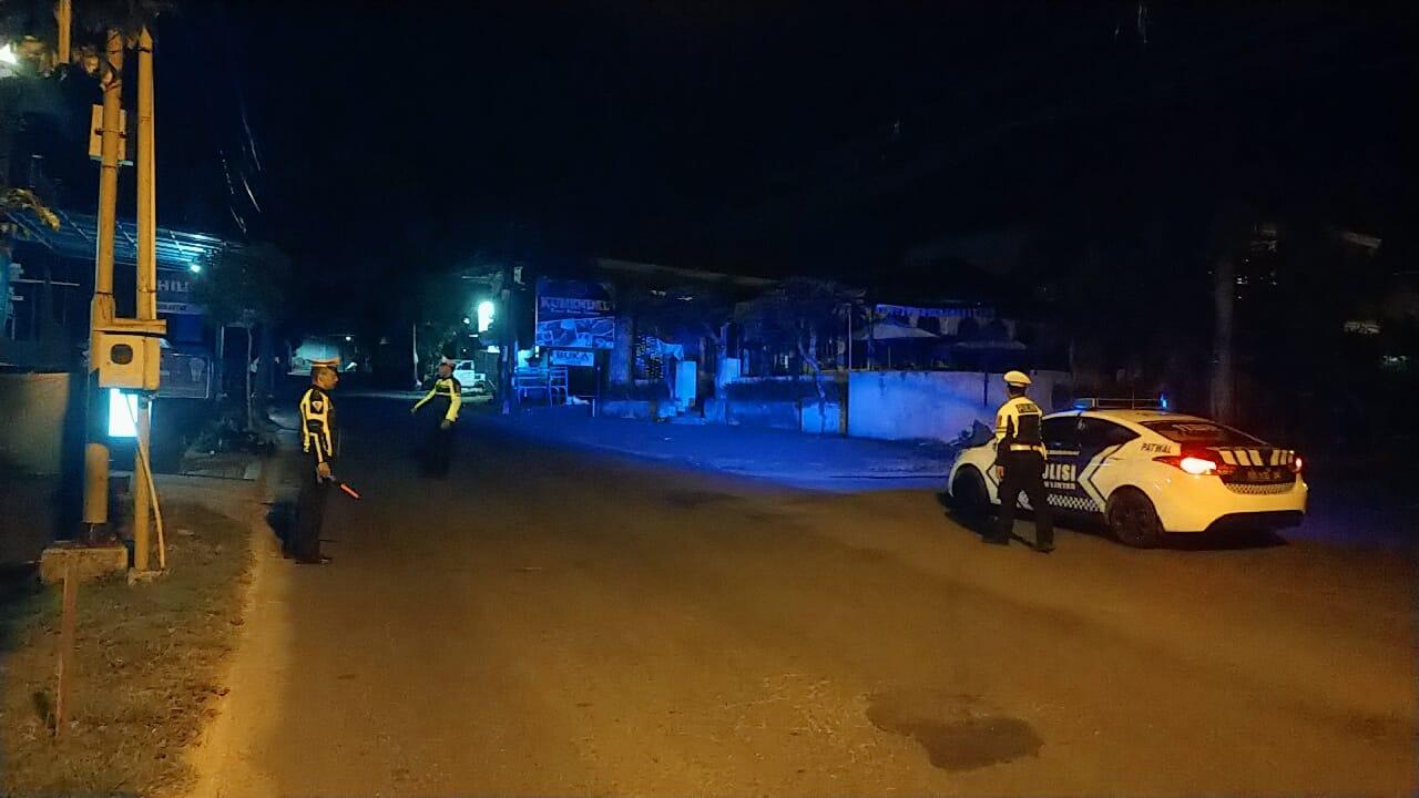 Demi Kelancaran Lalulintas, Unit Patroli Sat Lantas Melaksanakan Pengaturan di Malam Hari