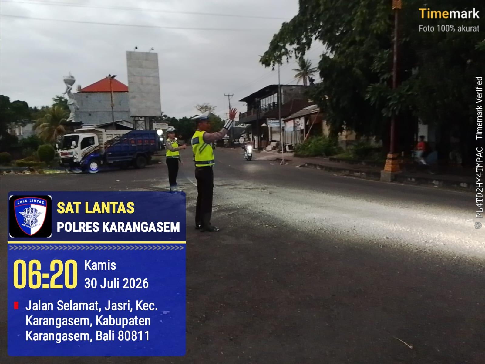 Unit Turjawali Sat Lantas melaksanakan Pengaturan dan Penjagaan di Pos 3 Patung Salak Jasri