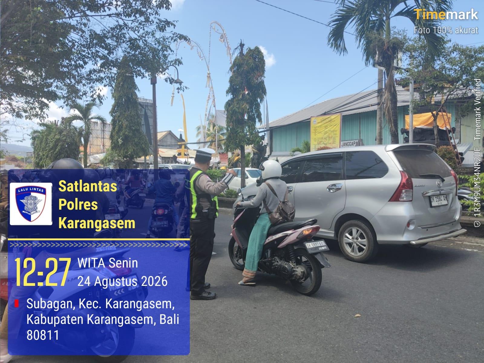 Anggota Lantas Polres Karangasem Laksanakan Penyebrangan Pelajar SMP N 2 Amlapura