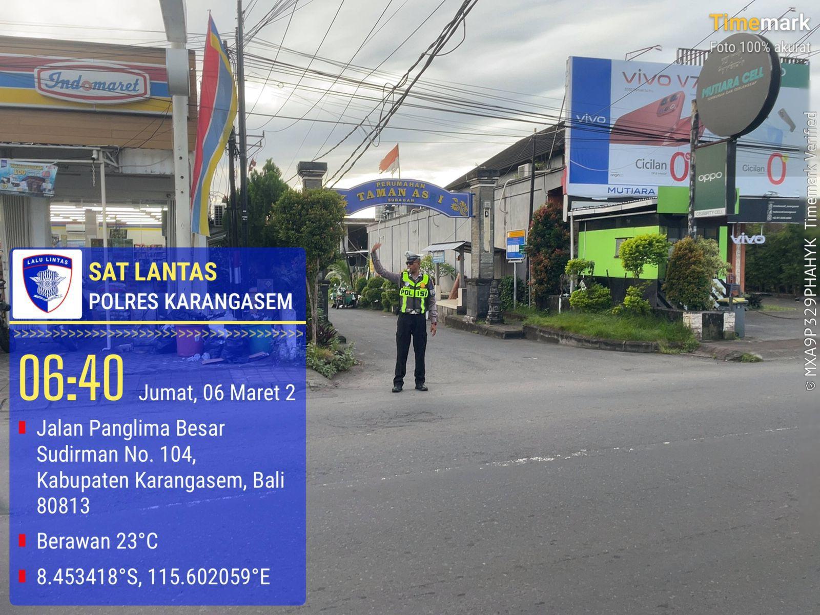  Anggota Lantas Polres Karangasem Laksanakan Gatur Pagi di Simpang Tiga BTN Taman Asri Karangasem