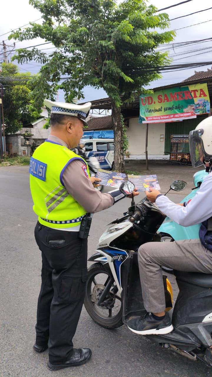 Sat Lantas Bagikan Brosur Ops Ketupat Agung 2026 dalam rangka hari raya Idul Fitri 1447 H dan Hari Raya Nyepi Tahun Baru Caka 1948 di Daerah Hukum Polres Karangasem