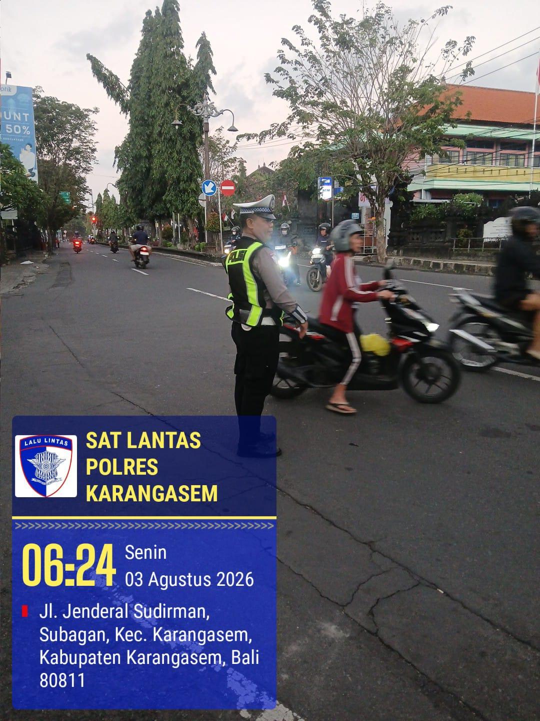 Personel Sat Lantas Polres Karangasem mengintensifkan penjagaan dan pengaturan arus lalu lintas di Simpang 3 Pesagi