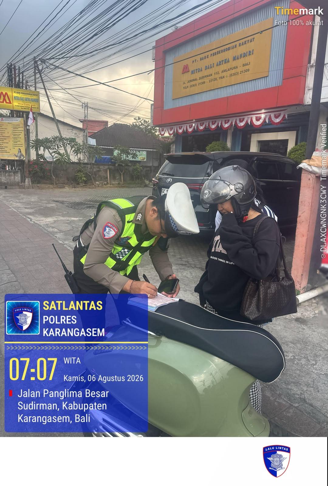 Berkendara Tanpa Komponen yang Lengkap, Unit Turjawali Sat Lantas Polres Karangasem Berikan Tilang Manual