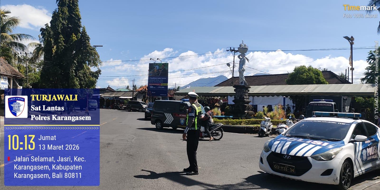 Unit Turjawali Sat Lantas melaksanakan Pengaturan dan Penjagaan di Pos 3 Patung Salak Jasri