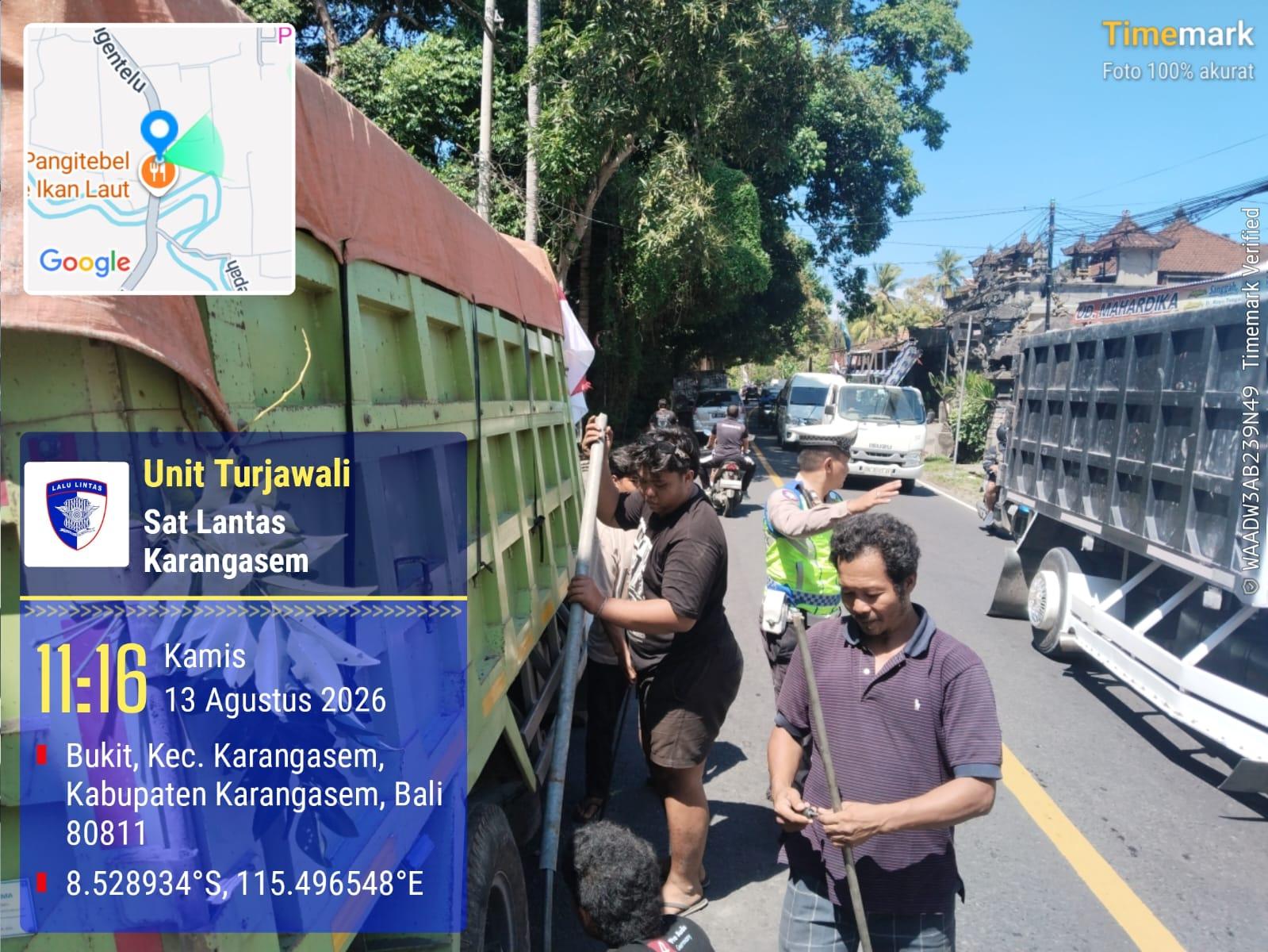 Atensi Truk Patah As di Jalur Sengkidu-Amlapura, Unit Turjawali Sat Lantas Laksanakan Pengaturan