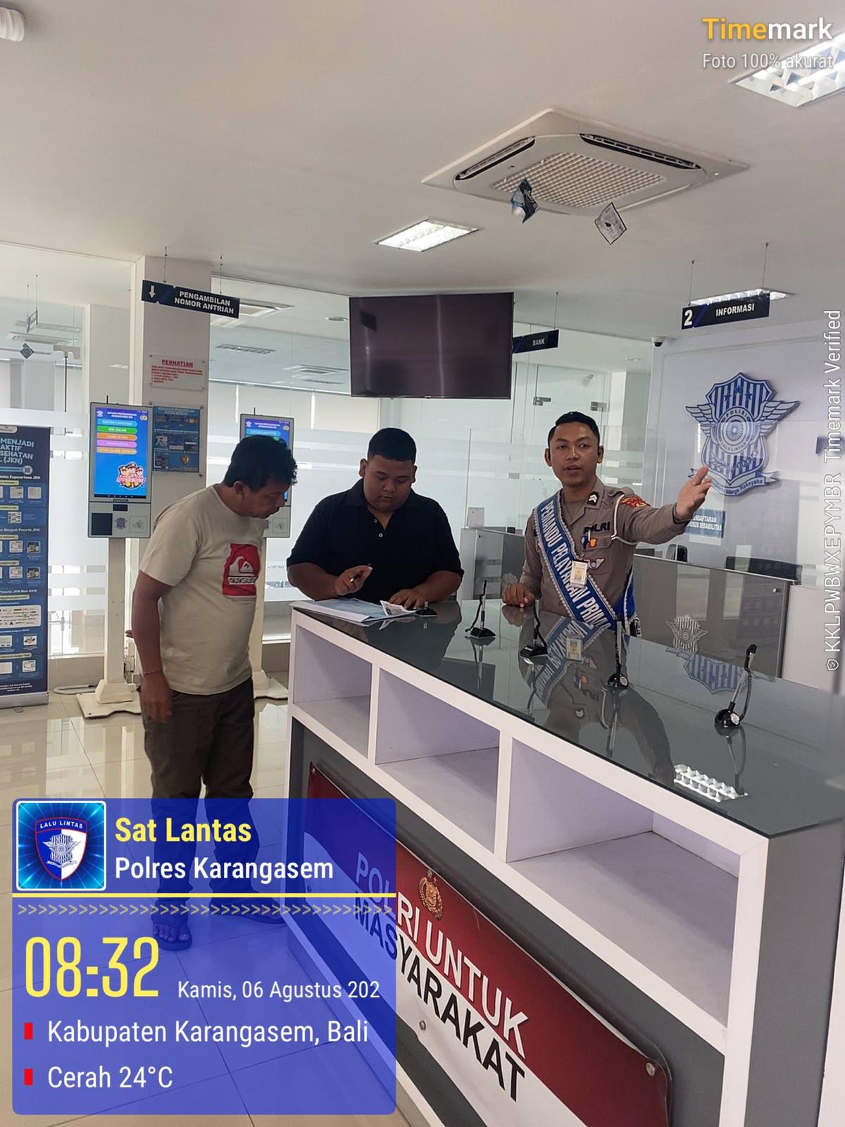 Pemandu Pelayanan Satpas Polres Karangasem Laksanakan Pelayanan Prima dan Terpadu kepada Masyarakat