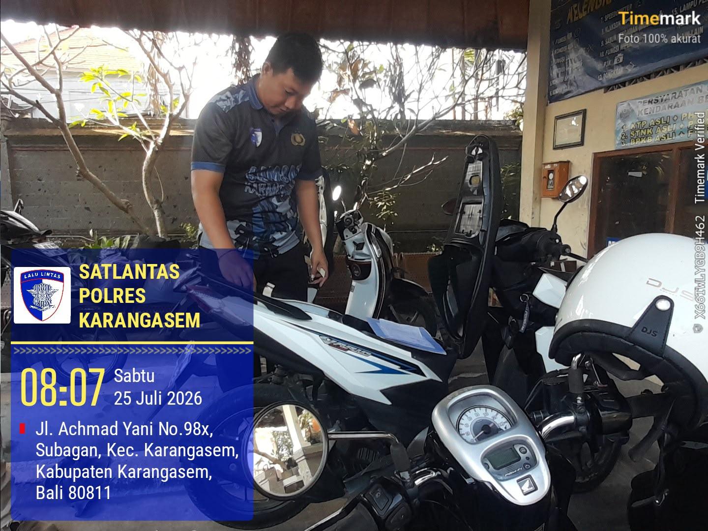 Pelayanan Gosok Mesin di Laksanakan Petugas Sat Lantas di SAMSAT Karangasem