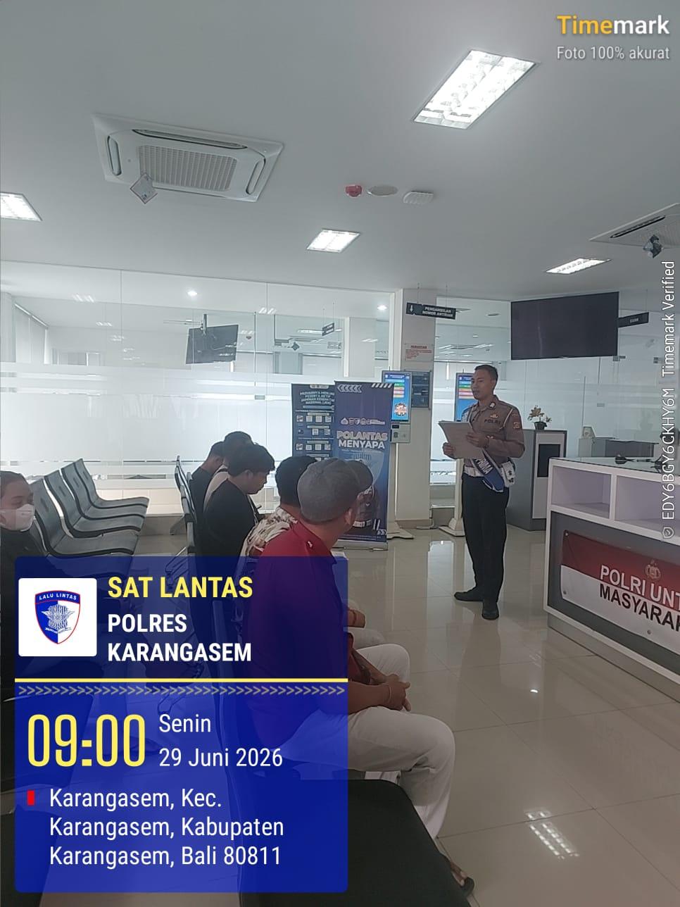 Pelayanan Humanis Personil Lantas Sebagai Pemandu Kepada Setiap Pemohon SIM di Satpas Polres Karangasem
