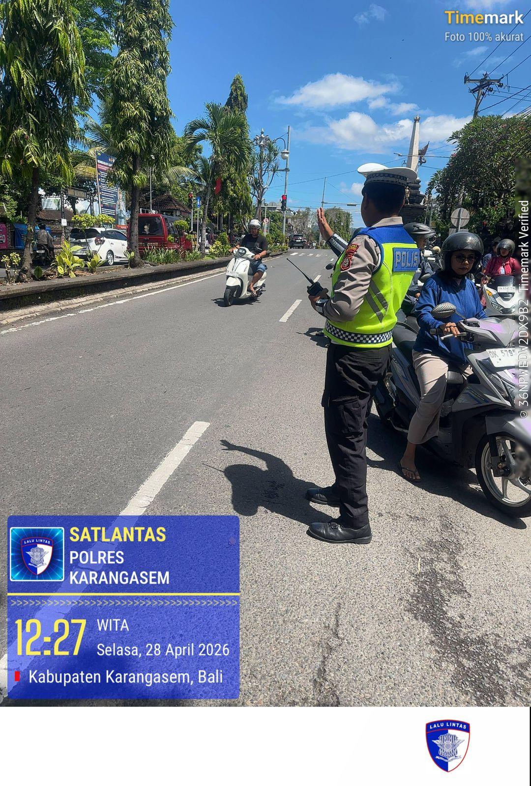Anggota Lantas Polres Karangasem Laksanakan Penyebrangan Pelajar SMP N 2 Amlapura