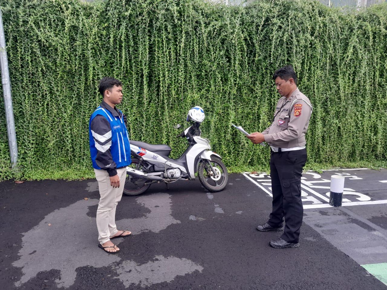 Pastikan Kelayakan dan Keselamatan Berkendara, Pemohon SIM Baru Jalani Uji Praktek di Polres Karangasem