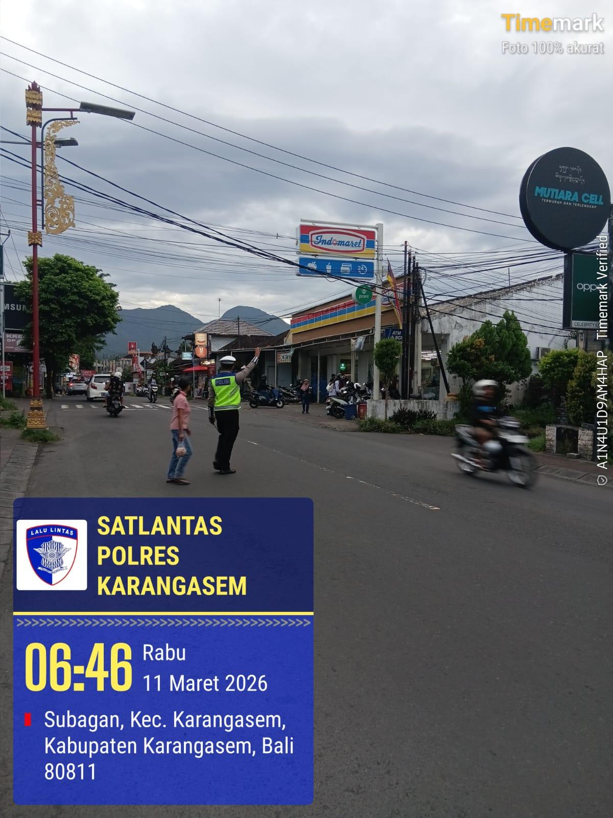  Anggota Lantas Polres Karangasem Laksanakan Gatur Pagi di Simpang Tiga BTN Taman Asri Karangasem