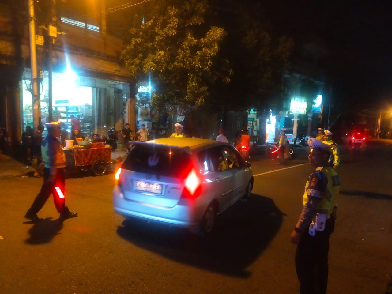 Satuan Lalulintas Polres Karangasem Melaksanakan Pengaturan Lalulintas Pada Malam hari