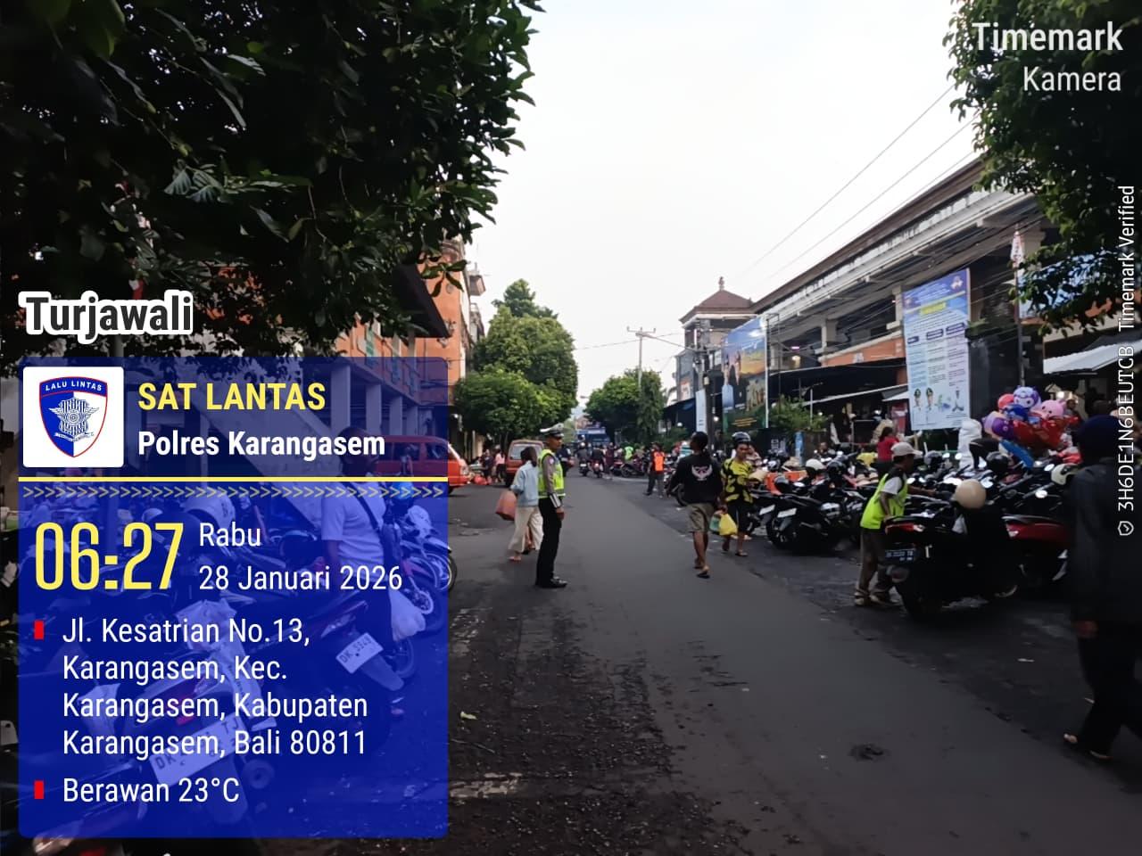 Utamakan Pejalan Kaki, Anggota Polres Karangasem Laksanakan Tugas Menyebrangkan Pejalan Kaki di Pasar Kesatriaan Amlapura