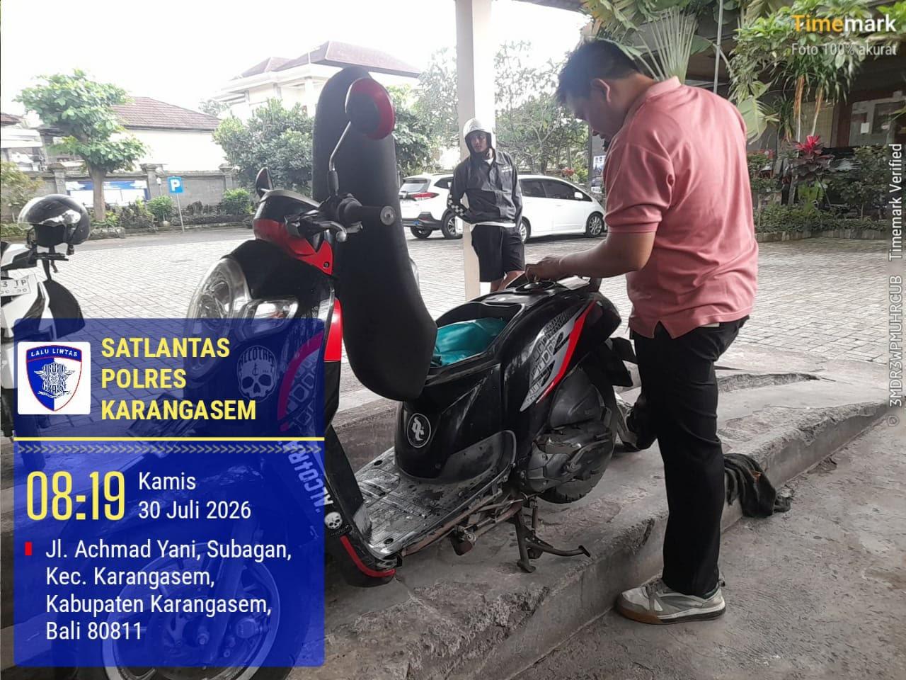  Pelayanan Gosok Mesin di Laksanakan Petugas Sat Lantas di SAMSAT Karangasem