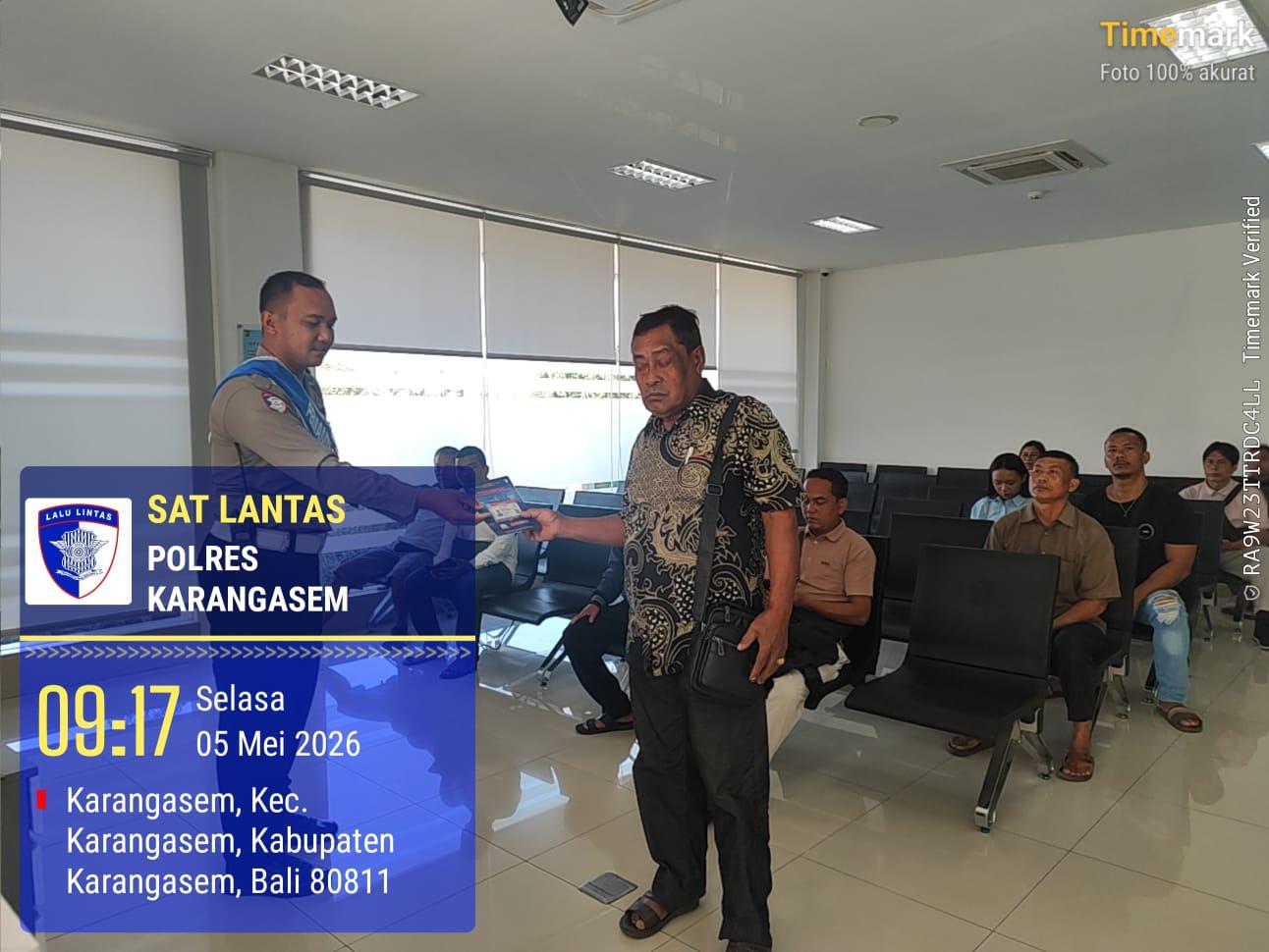 Pemandu Pelayanan Satpas Polres Karangasem Laksanakan Pelayanan Prima dan Terpadu kepada Masyarakat