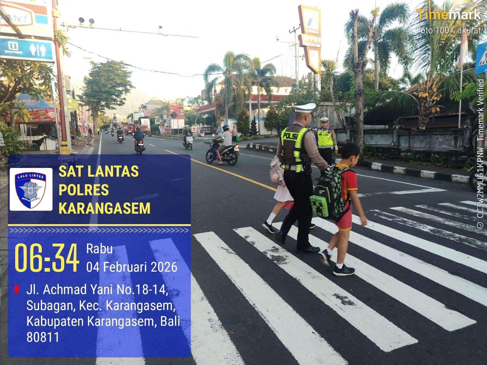 Polisi Sahabat Anak, Anggota Lantas Polres Karangasem Laksanakan Penyebrangan Pelajar SD Negeri 4 Subagan