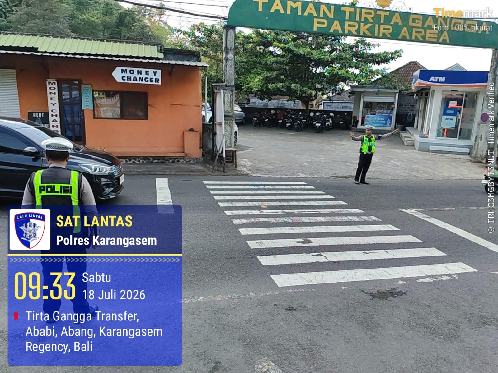 Sat Lantas Melaksanakan Pengamanan di Obyek Wisata Tirtagangga