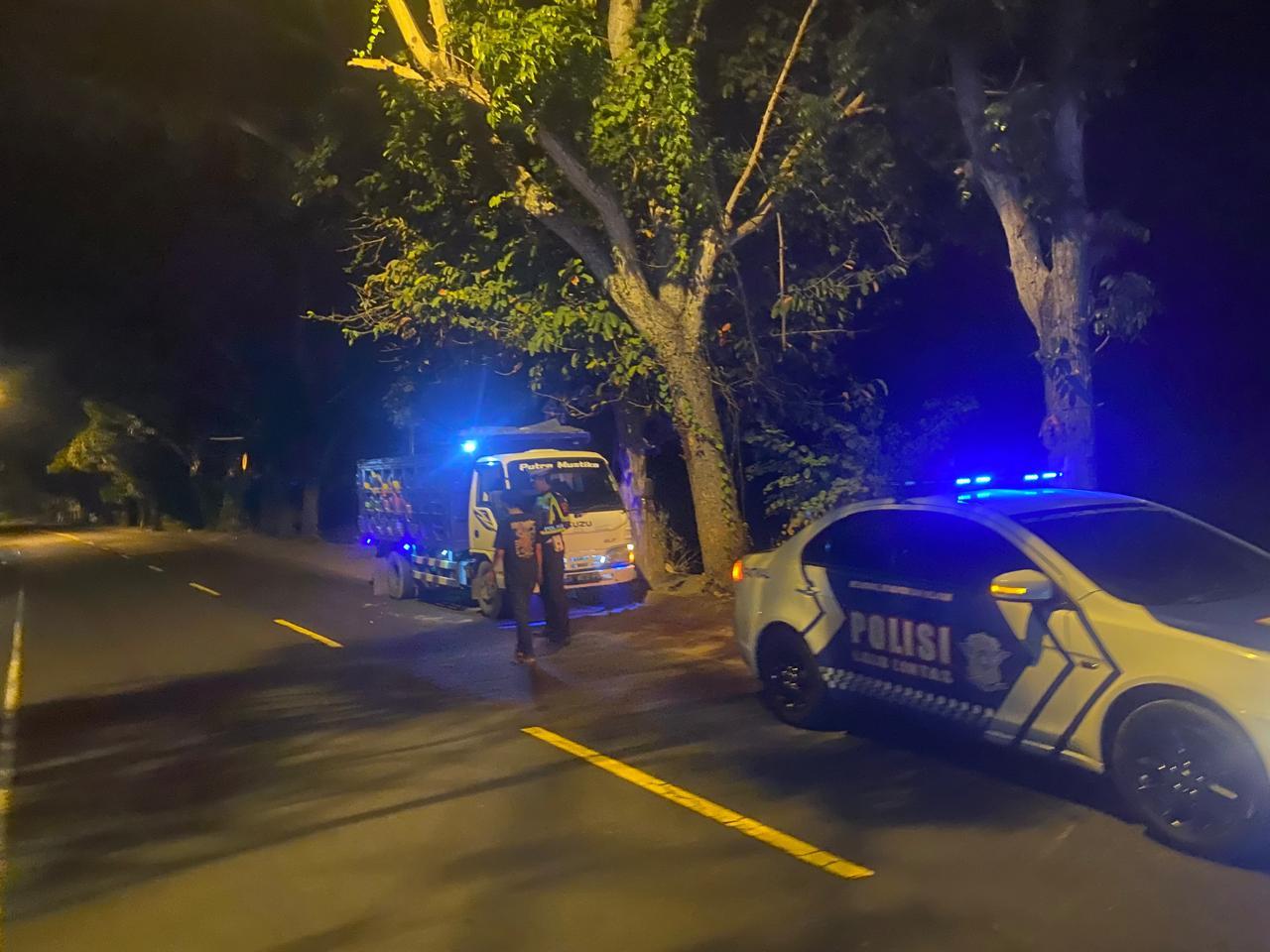  Atensi Para Sopir Truk, Satlantas Polres Karangasem Himbau Tidak Parkir di Bahu Jalan