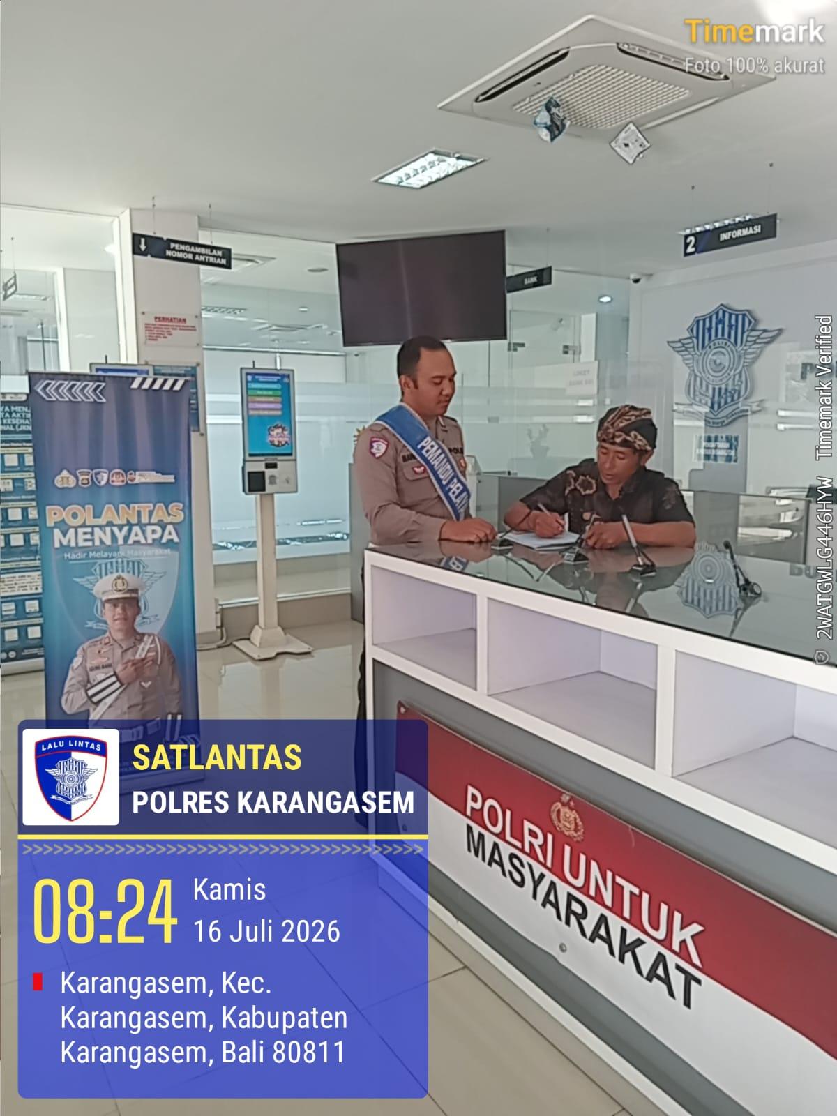 Pelayanan Humanis Personil Lantas Sebagai Pemandu Kepada Setiap Pemohon SIM di Satpas Polres Karangasem