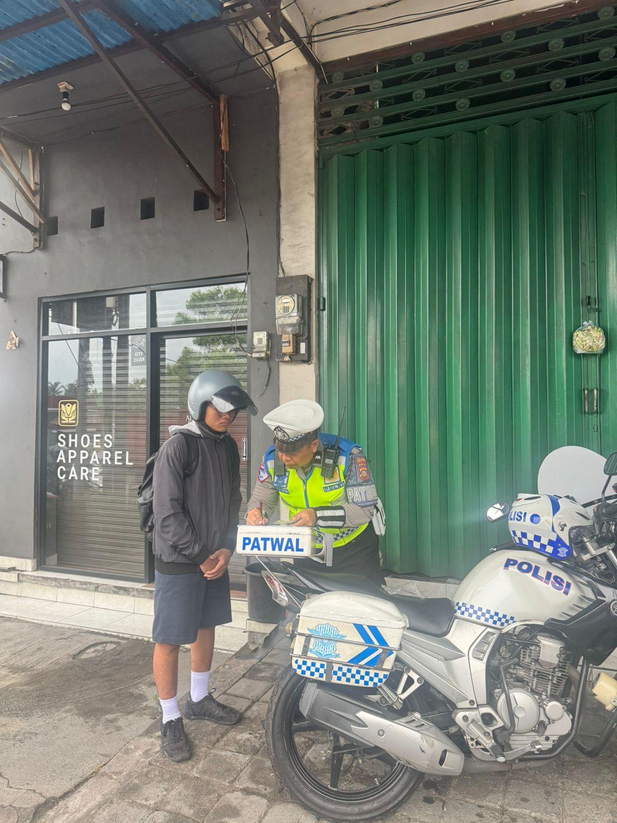 Tingkatkan Kedisiplinan Jalan Raya, Satlantas Polres Karangasem Intensifkan Tilang Manual
