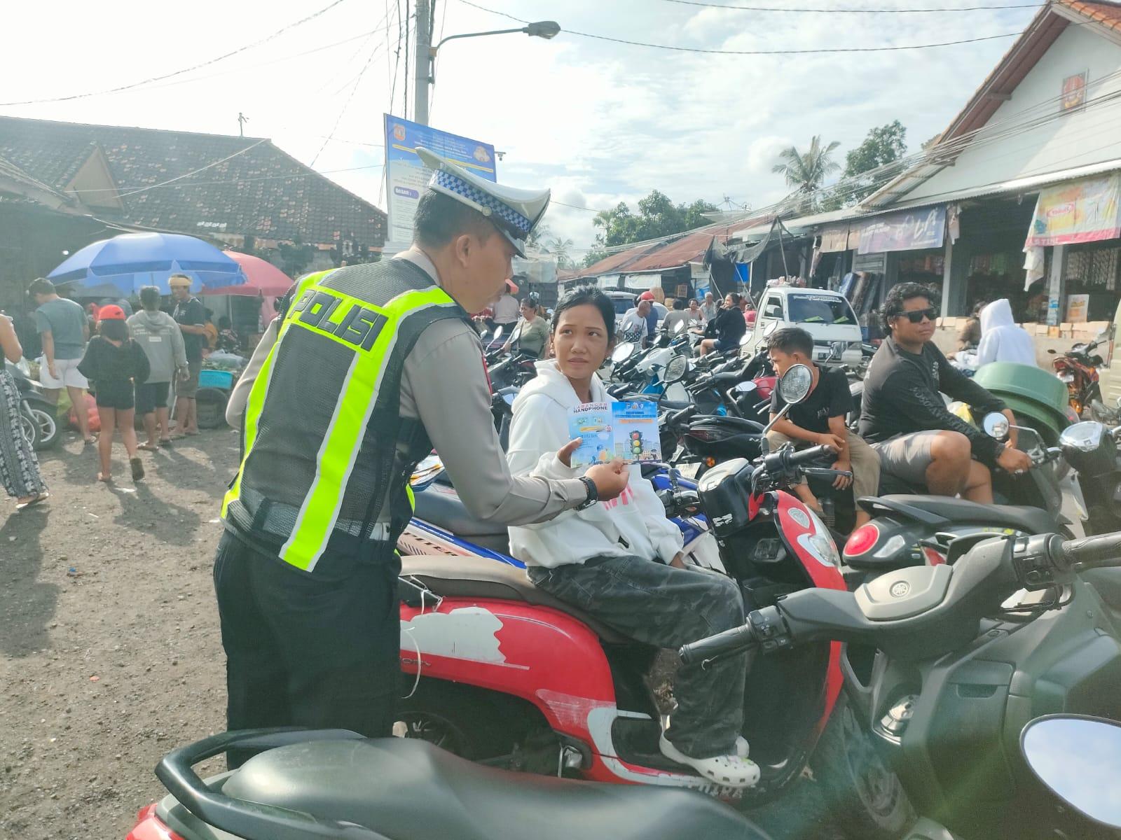Operasi Cipkon Agung 2026 Menjelang rangkaian Hari Raya Nyepi Tahun Saka 1948 dan Idul Fitri 1447 H, Satlantas Polres Karangasem Bagikan Brosur keselamatan Berlalulintas