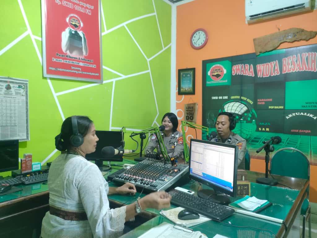 Unit Kamsel Satlantas Sosialisasikan Ops Zebra Agung 2025 secara langsung di Radio SWIB FM
