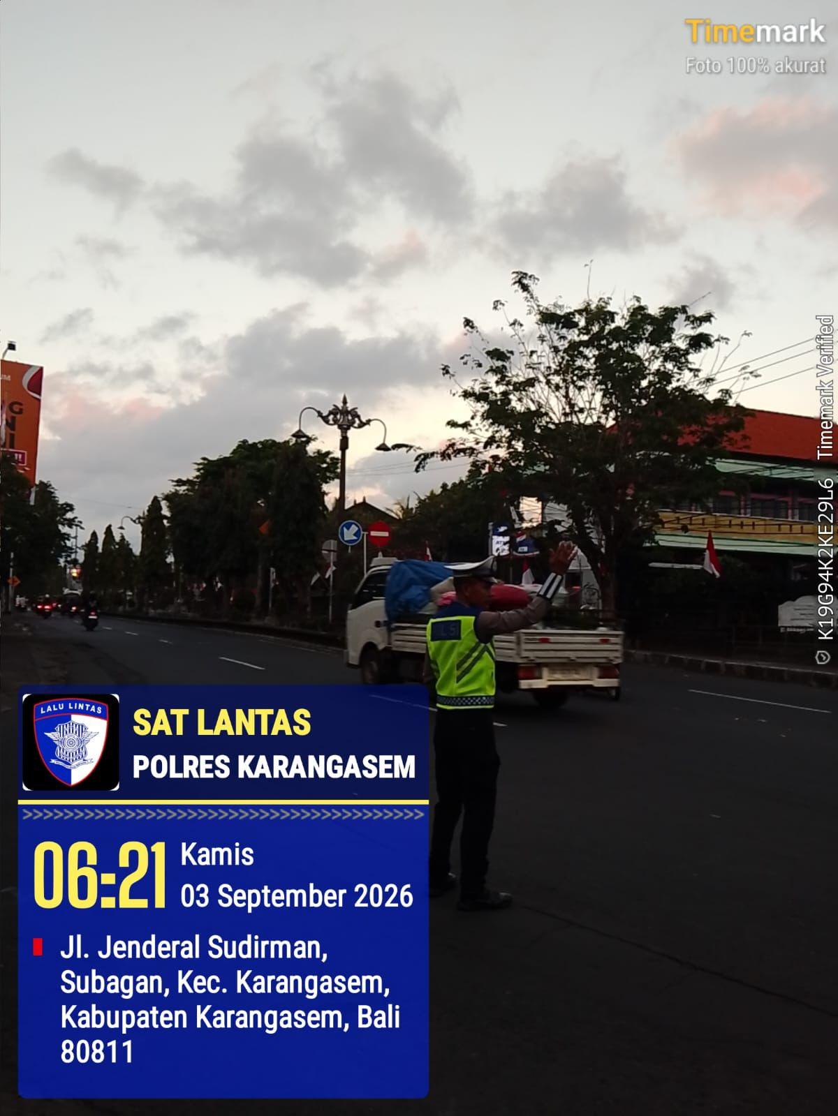 Personel Sat Lantas Polres Karangasem mengintensifkan penjagaan dan pengaturan arus lalu lintas di Simpang 3 Pesagi
