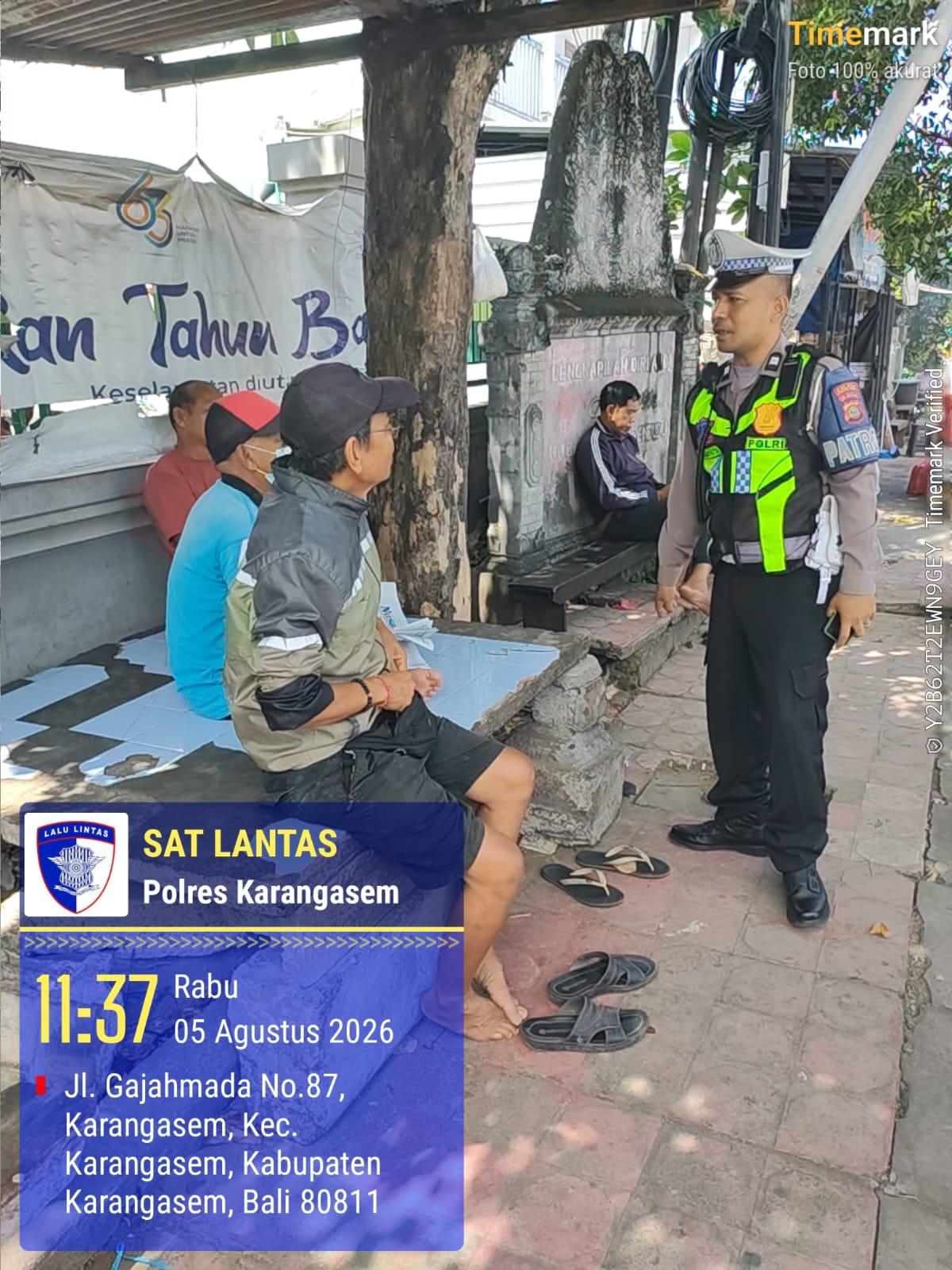 Kegiatan Rutin yang ditingktkan Satlantas Polres Karangasem laksanakan patroli di areal Pertokoan
