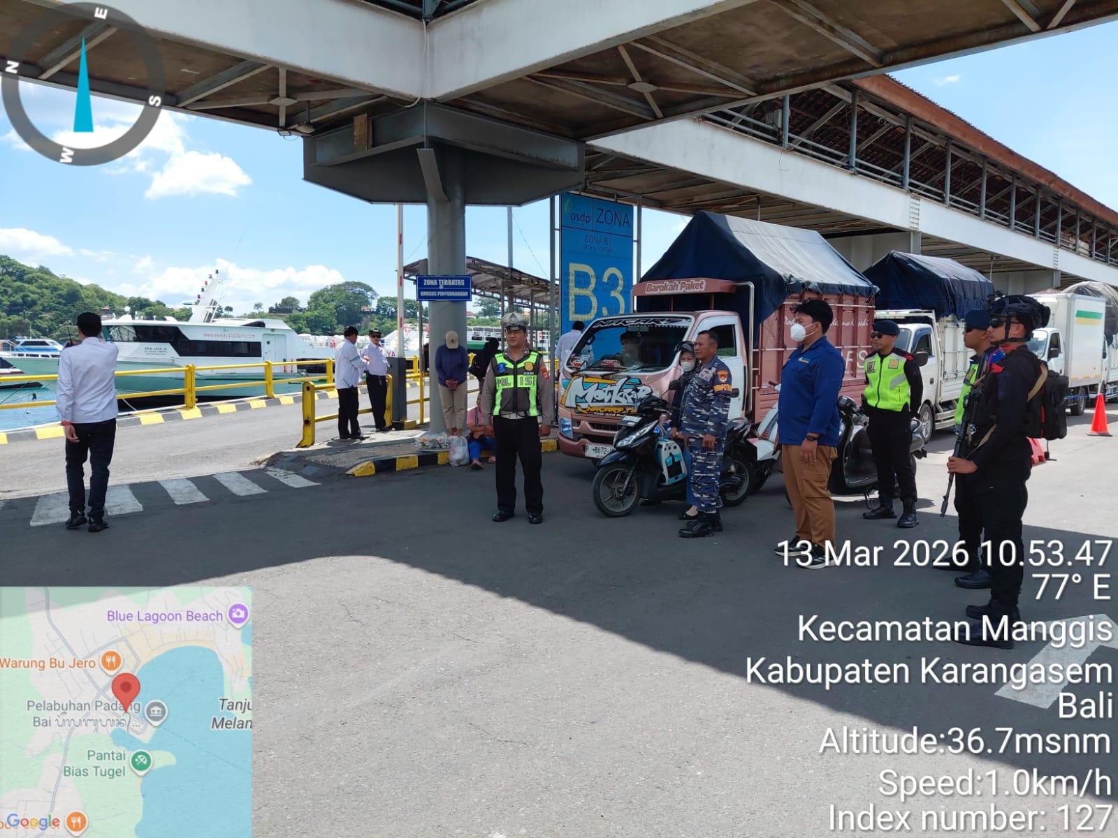 Personil Lantas Melaksanakan Pemeriksaan Secara Ketat Di Pelabuhan Padangbai